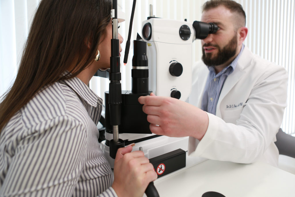 ophtalmologue à examiner une patiente