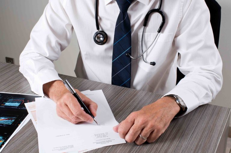 image pour représenter un médecin qui demande un examen angiographie